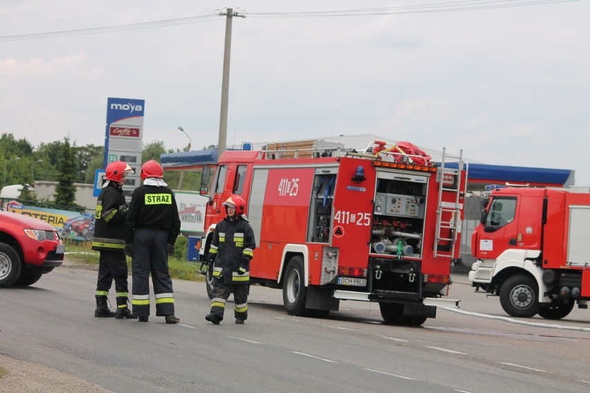 Wypadek w Chojnicach. Ciężarówka wjechała w zbiornik z gazem. Ulica Tucholska nieprzejezdna