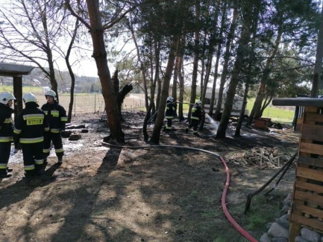 Pożar altany grillowej i sterty drewna w Chrzypsku Małym (5.04.2020).