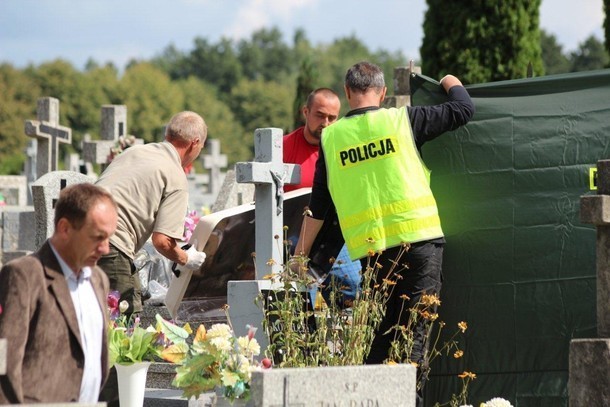 Prokuratura Okręgowa w Zamościu otrzymała już wyniki toksykologii księdza Bogusława P., który podpalił się na cmentarzu w Łopienniku Nadrzecznym. Duchowny przed śmiercią zjadł trutkę na gryzonie, polał się terpentyną i podpalił.