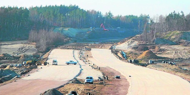 Budowę 35-kilometrowego odcinka autostrady z Tarnowa do Dębicy trzeba było wstrzymać na blisko rok, po tym jak GDDKiA zerwała umowę z poprzednim wykonawcą. Teraz prace realizowane są na całej długości A4 w kilku miejscach jednocześnie