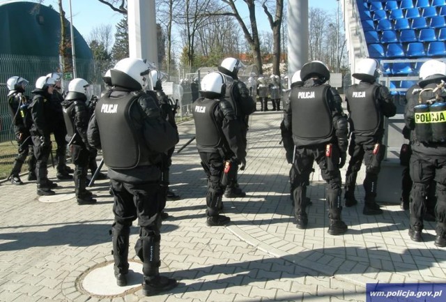 Policjanci ćwiczyli na stadionie w Ostródzie