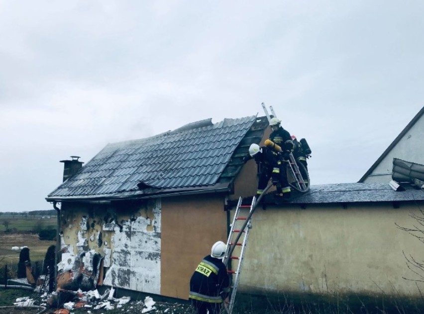 Gm. Wronki: Pożar domu w Popowie. Rodzina została bez dachu nad głową [ZDJĘCIA]