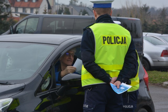 Na drodze patrz i słuchaj – informacyjno – edukacyjna akcja międzychodzkiej policji na drogach powiatu międzychodzkiego (22.03.2023).