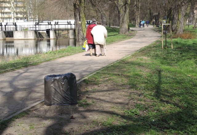 Nawet kilka tygodni może minąć, zanim ławki wrócą na swoje miejsce. Muszą zostać najpierw naprawione.