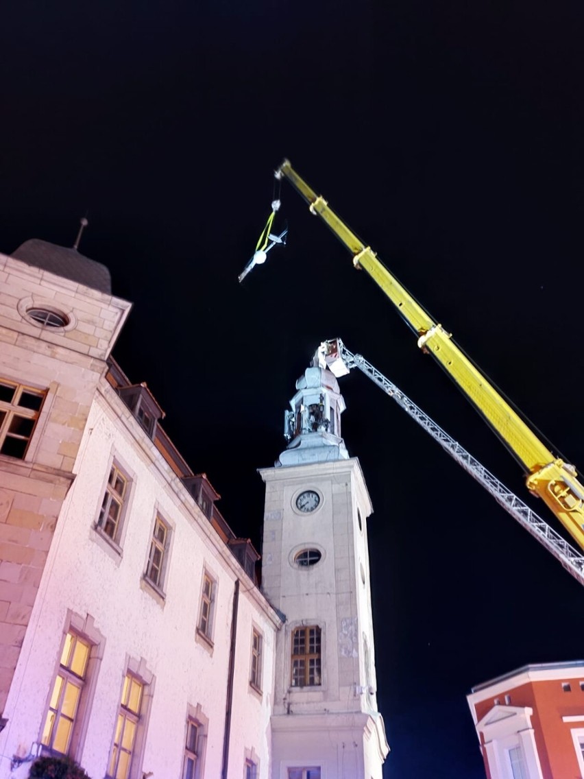 Wiatr uszkodził iglicę na wieży ratusza w Boguszowie-Gorcach