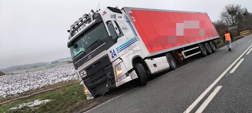 Pod Łasinem ciężarówka wjechała do rowu. Były utrudnienia w...