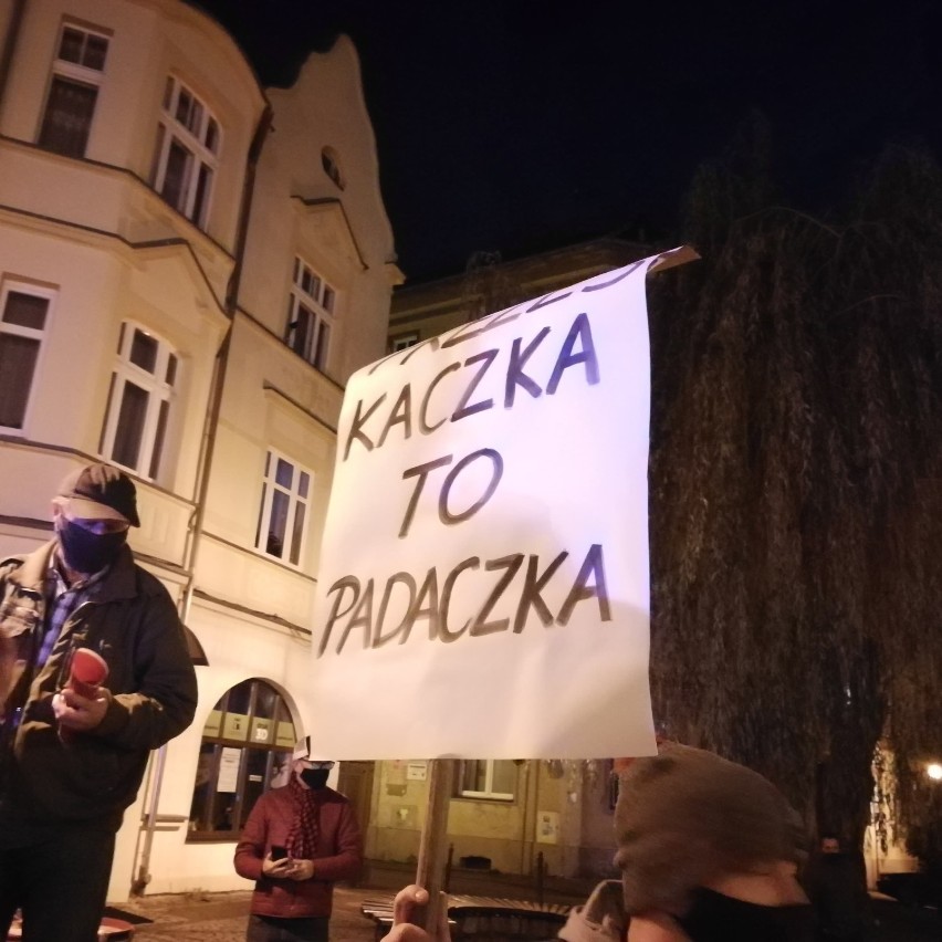 W Lubaniu tłumy na proteście. Czerwone znicze i czerwone kartki dla rządzących