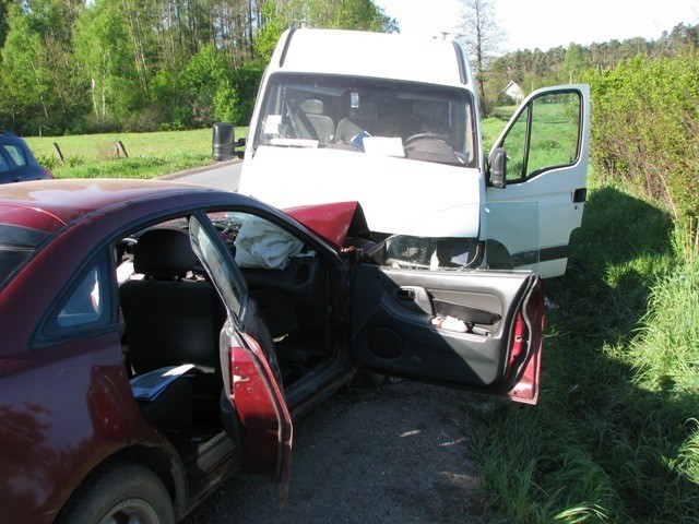 Wronów: Cztery osoby ranne w zderzeniu busa z mazdą