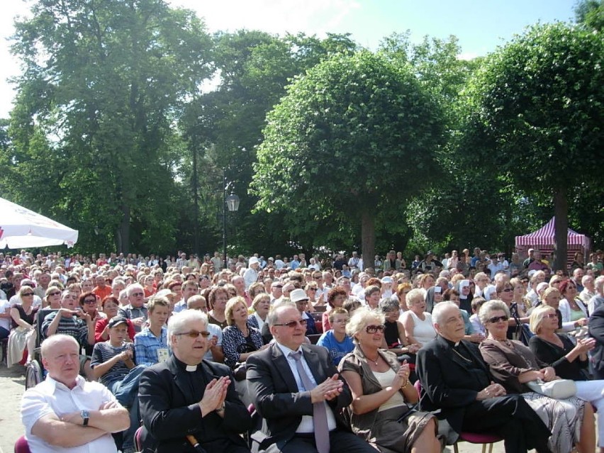 Tłumnie zgromadzeni publiczność i goście na czele z ks....