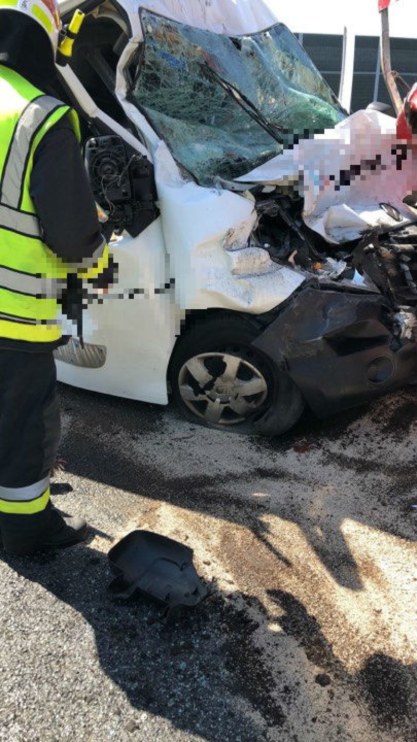 Wypadek na A4. Bus zderzył się z pojazdem obsługi [ZDJĘCIA]