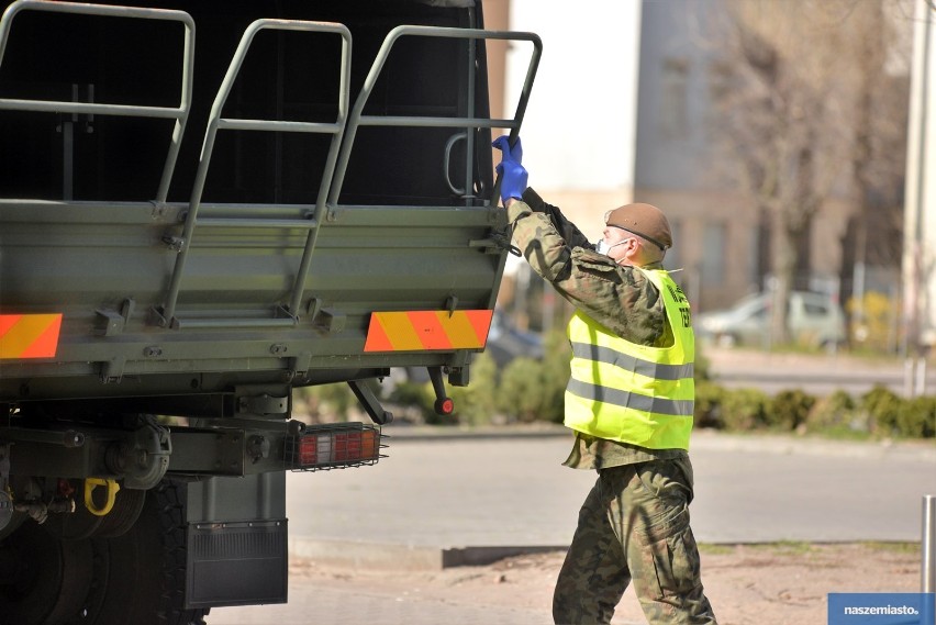 Żołnierze na ulicach Włocławka. Pomagają Miejskiemu Ośrodkowi Pomocy Rodzinie [zdjęcia]