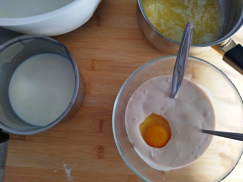 Do drożdży wlej mleko, dodaj serek i jajko.