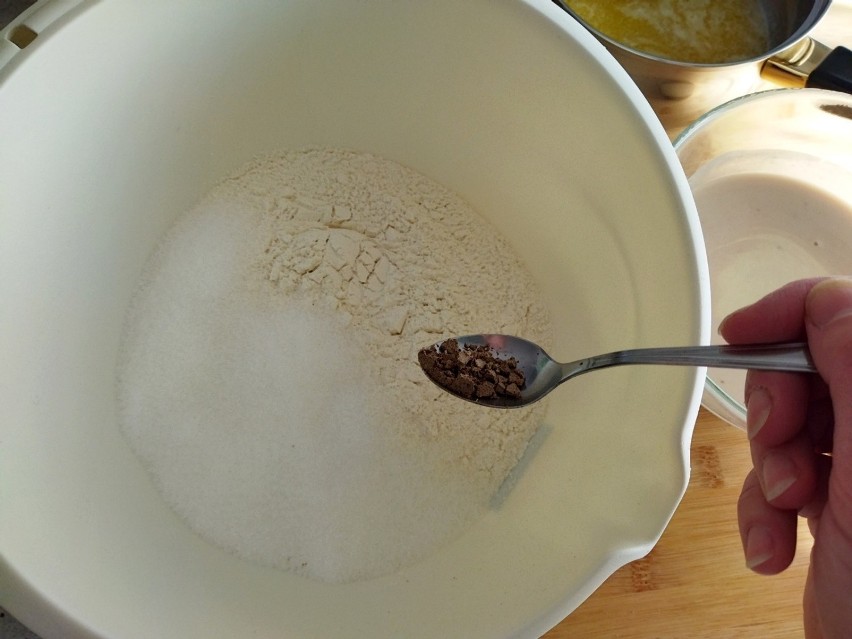 Do wysokiej miski przesiej mąkę, dodaj sól, cukier i...