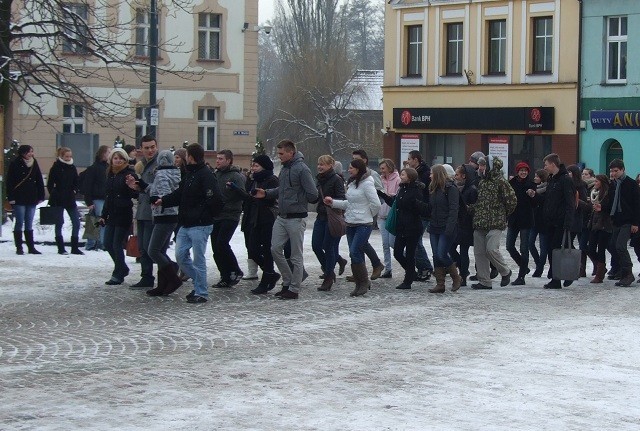 Maturzyści z ZSOT zatańczyli poloneza na Rynku w Lublińcu. Zobacz galerię