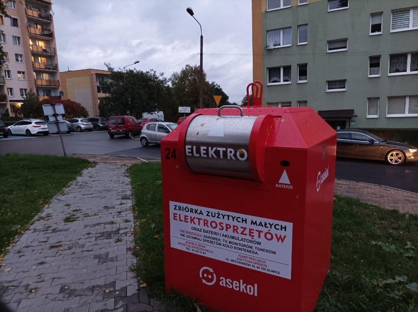 Nowe czerwone pojemniki na elektrośmieci postawione w Mysłowicach 