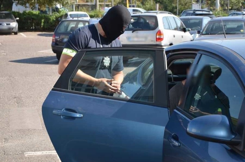 Policja zatrzymała podejrzanego o wybicie szyby w synagodze...