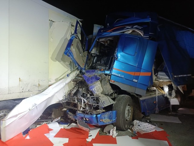 Wypadek na autostradzie A1 między Kamieńskiem a Piotrkowem Trybunalskim. Zderzyły się 2 ciężarówki