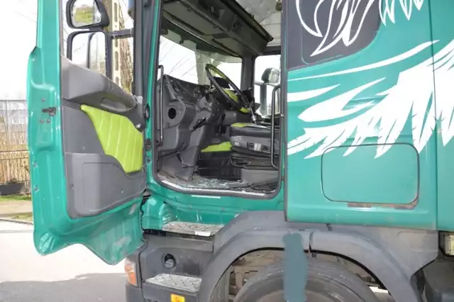 Pieszy pobił kierowcę ciężarówki w Opocznie i zniszczył kabinę pojazdu. Policja zatrzymała pijanego agresora