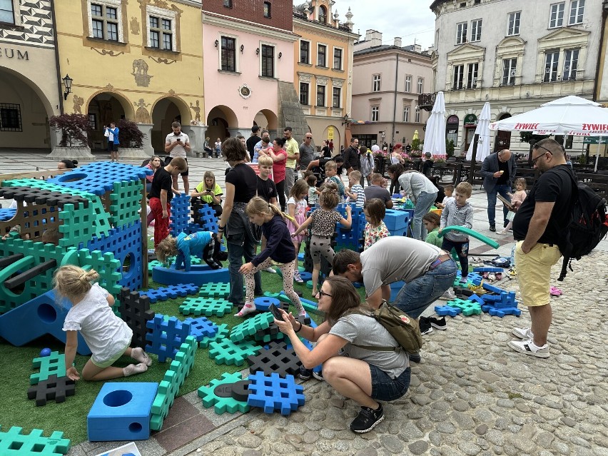 Mobilny plac zabaw zagościł w centrum Tarnowa, dzieci mogą korzystać z piankowych klocków. Zdjęcia