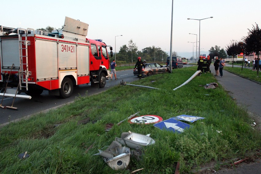 Nowy Sącz. Wypadek na DK 75, kierowca BMW ściął dwie latarnie [ZDJĘCIA, WIDEO]