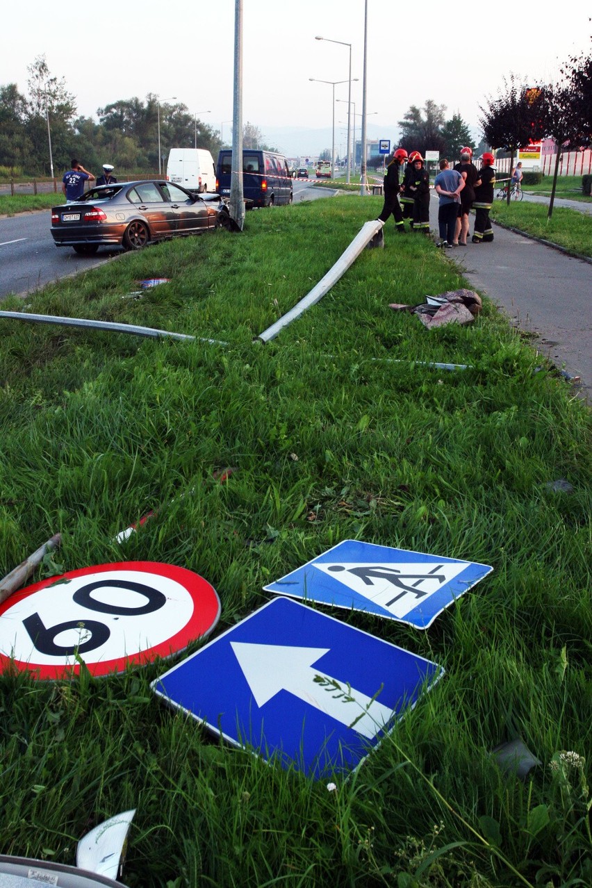 Nowy Sącz. Wypadek na DK 75, kierowca BMW ściął dwie latarnie [ZDJĘCIA, WIDEO]