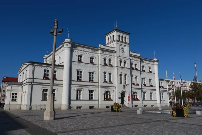 Rynek w Skwierzynie niedawno przeszedł rewitalizację. Trzeba przyznać, że teraz - razem z ratuszem - pięknie się prezentuje. Nie brakuje tu też innych ciekawych elementów, związanych z historią miasta. Przyjrzyjcie się im!