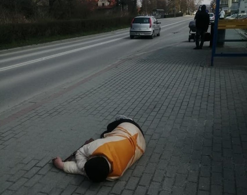 Kobieta leżała na chodniku w centrum Wadowic, między...