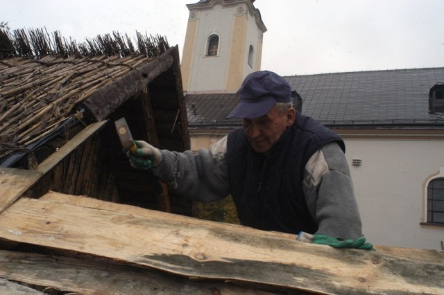 Kazimierz Fyrla podczas prac na konstrukcji dachu szopki