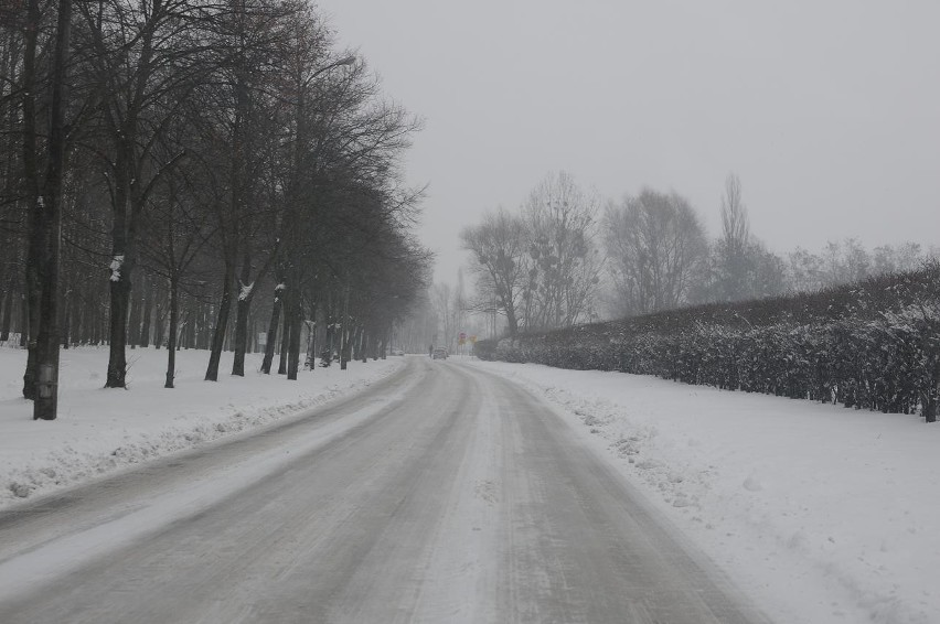 Obfite opady śniegu dotarły nad nasz region. Uważajcie na drogach!