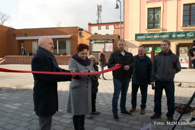 Wzięli sprawy we własne ręce! Mieszkańcy przecięli wstęgę na lubińskim rynku