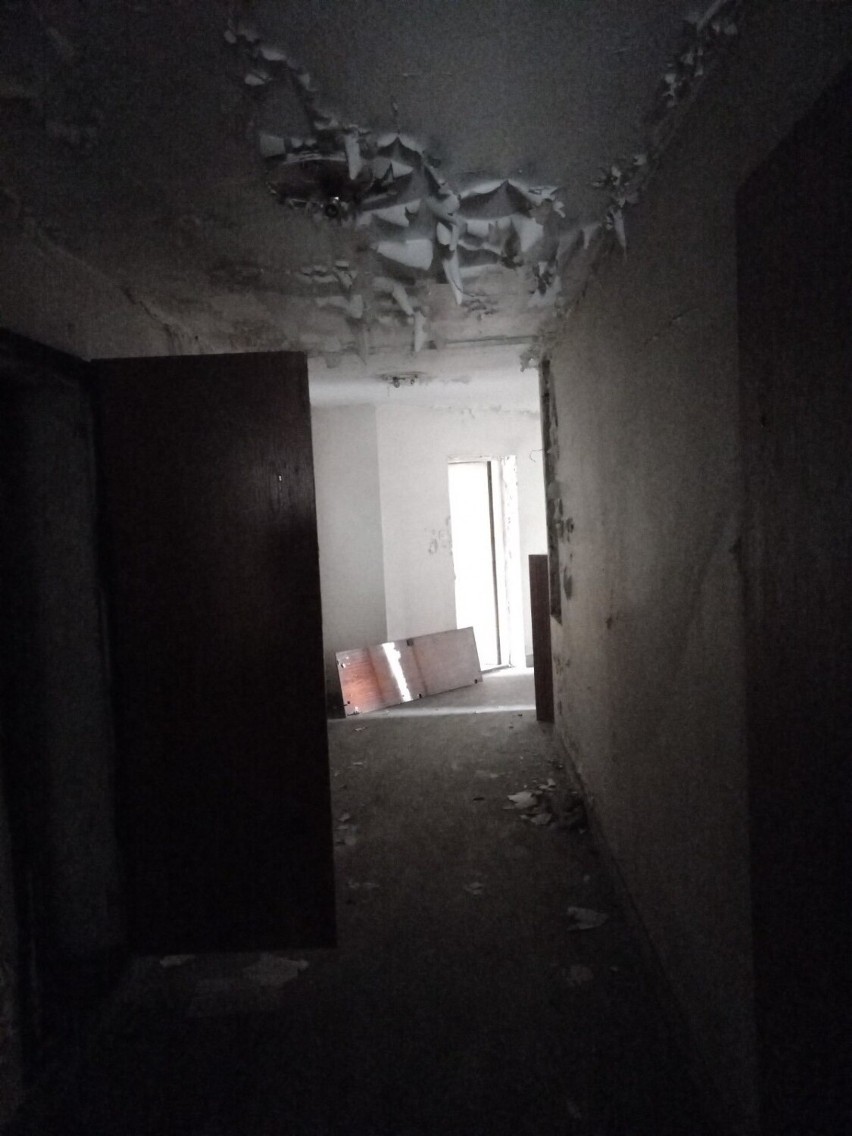 Warszawa przejęła budynki przy Sobieskiego 100. Tak wyglądają wnętrza "Szpiegowa". "Każde z pomieszczeń jest zdemolowane"