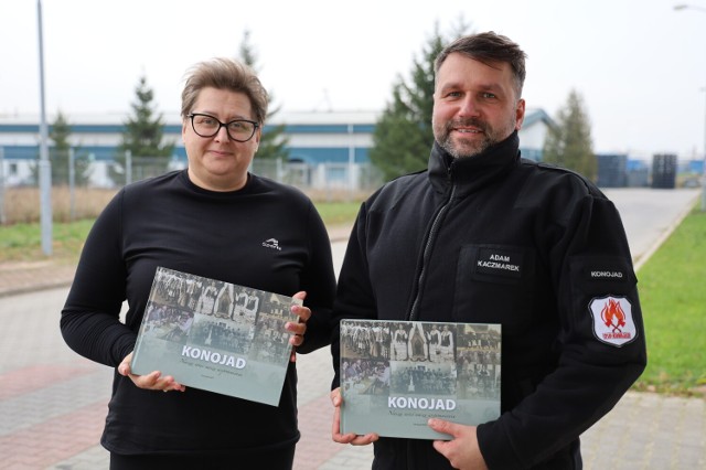 Autorami publikacji są sołtys Magdalena Moskaluk i sekretarz Ochotniczej Straży Pożarnej w Konojadzie, Adam Kaczmarek. Wiele zdjęć, które pojawiły się w albumie, udostępnili mieszkańcy