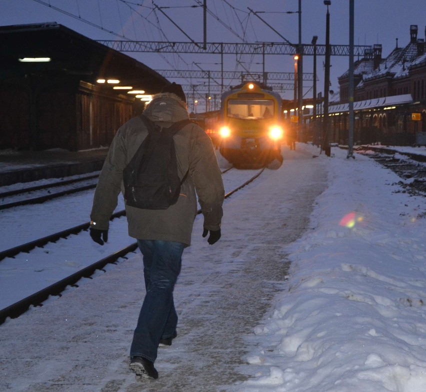 Malbork: Strajk ostrzegawczy na kolei. Podróżni musieli cierpliwie czekać