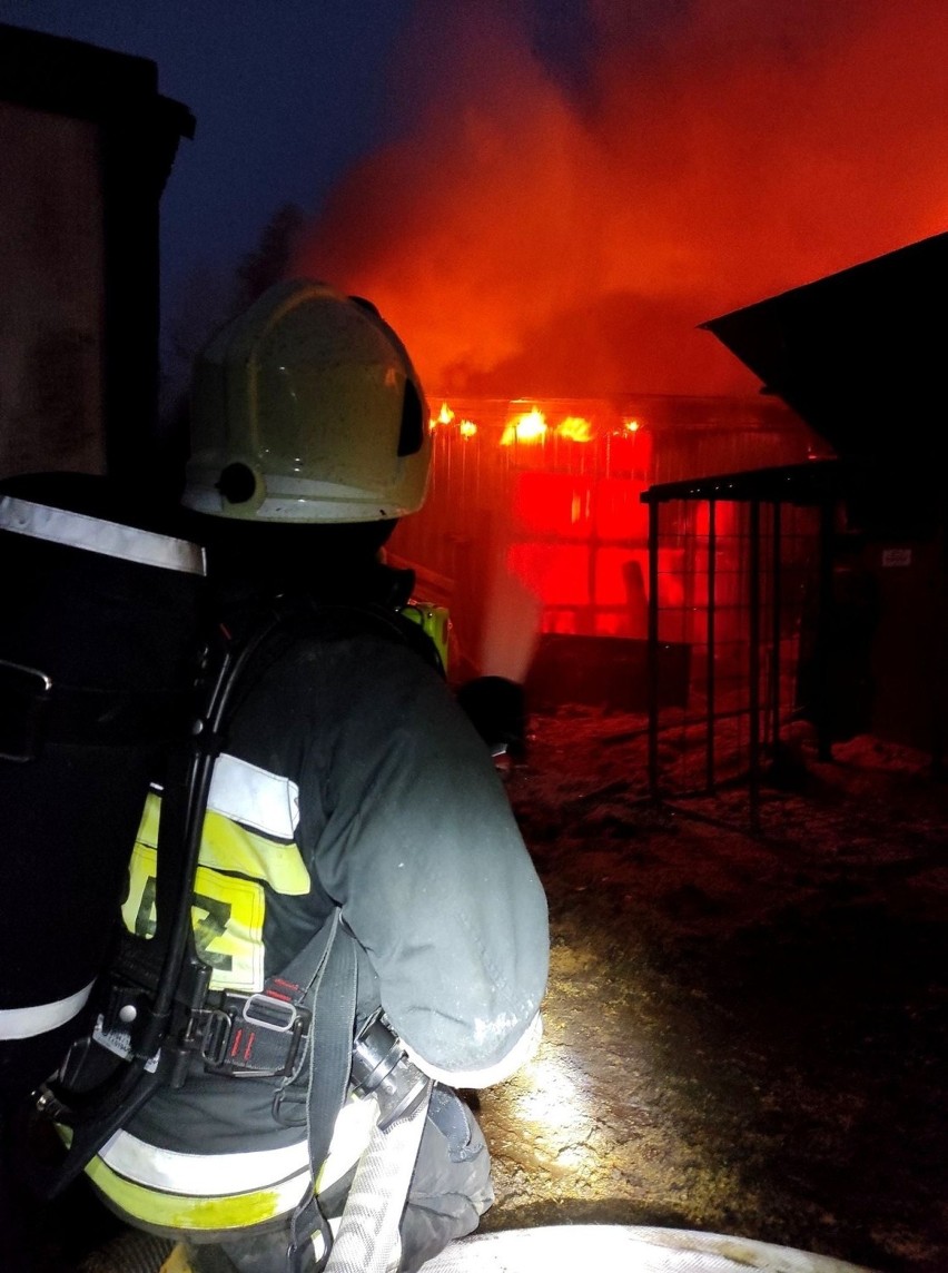 Wielki pożar zakładu stolarskiego w Prusinowicach. W budynku zawalił się dach. Na miejscu ponad 80 strażaków! ZDJĘCIA