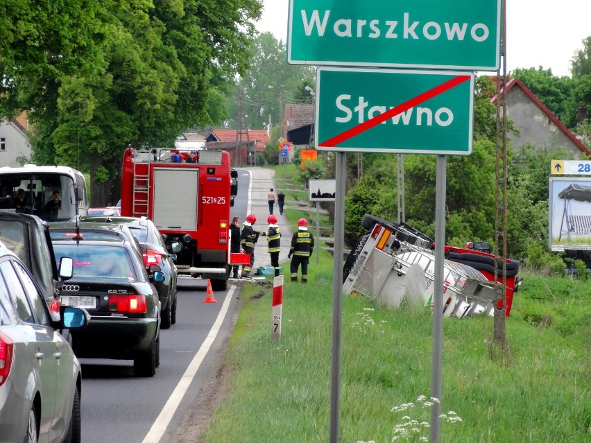 Krajowa droga nr 6. Cysterna wpadła do rowu pod Sławnem na krajowej &quot;szóstce&quot; [ZDJĘCIA]