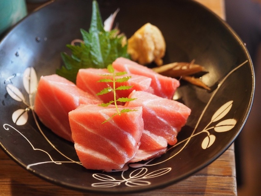 Tuńczyk jest bogaty w proteiny, zawiera za to mało kalorii.