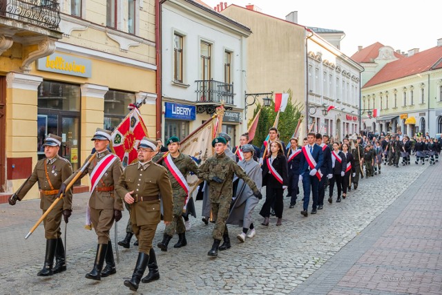 Uroczystości niepodległościowe pod Pomnikiem Nieznanego Żołnierza w Tarnowie. Obchody poprzedziła msza w tarnowskiej Katedrze