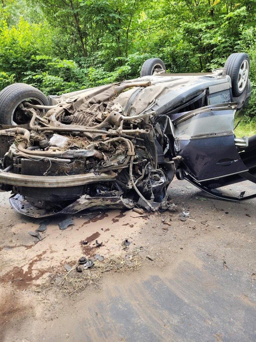 Poważny wypadek na trasie Opalenica - Lwówek. VW uderzył w drzewo [ZDJĘCIA]