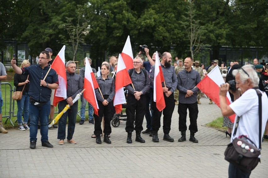 Tak jak w całej Polsce, również w Toruniu pod obeliskiem Ku...