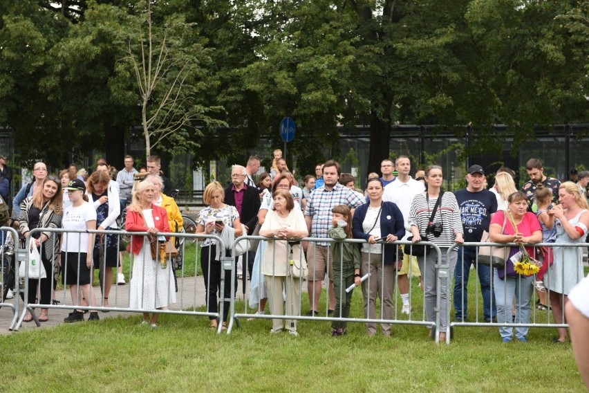 Tak jak w całej Polsce, również w Toruniu pod obeliskiem Ku...