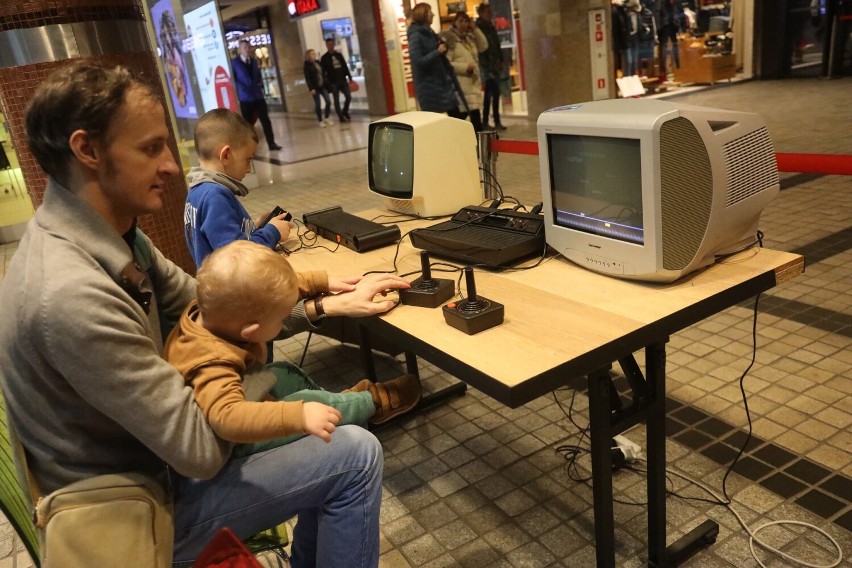 Retro Granie w legnickiej Galerii Piastów. Giełda płyt winylowych oraz gry wideo, zobaczcie zdjęcia