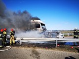 Wypadek samochodu ciężarowego i osobówki w gminie Skępe. Auta spłonęły