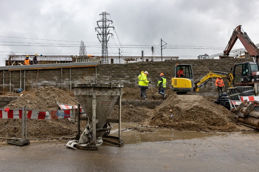 Postępują prace przy budowie trzeciego mostu kolejowego nad...