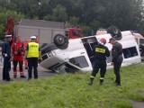 Wypadek na al. Warszawskiej: Pasażerski bus dachował (zdjęcia)