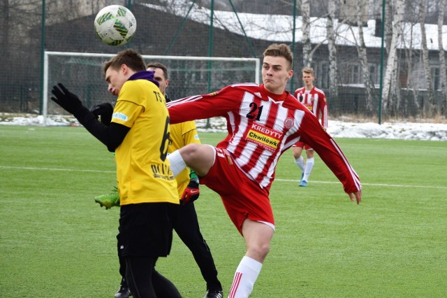 Dominik Gaudyn (w pasiastej koszulce) pomocnik Soły, walczy o piłkę. Ambitny zawodnik do końca walczy o każdą piłkę.