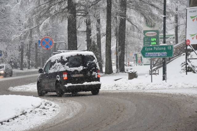 Śnieg zasypał Zakopane, na drogach jest ślisko