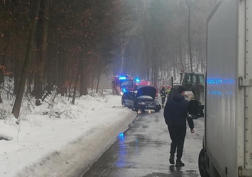 Zderzenie osobówki z traktorem w lecie między Gorenicami z...