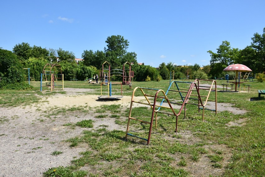 Plac zabaw w chełmskim parku Polan jest w opłakanym stanie.