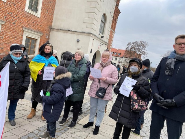 Prawie 30 osób zamanifestowało w niedzielę na Rynku swój solidaryzm i poparcie z walczącą Ukrainą. Z manifestującymi spotkał się burmistrz Marcin Marzec z prawej, który podziękował za przyjście i zapewnił, że mieszkańcy  ogarniętej wojną Ukrainy mogą  liczyć na mieszkańców Sandomierza.  Więcej z protestu na kolejnych zdjęciach