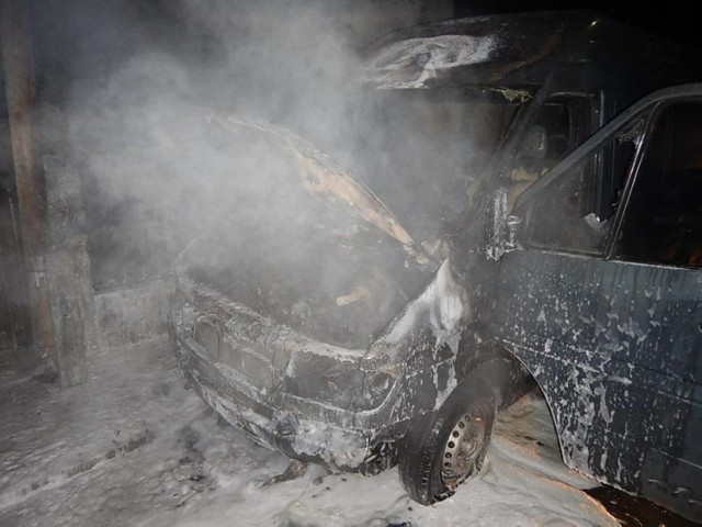 Przy ulicy Józefa Chełmońskiego palił się samochód dostawczy marki Mercedes - Benz Sprinter. W odległości kilkudziesięciu metrów od płonącego Mercedesa, przy ulicy 3 Maja stał samochód osobowy marki Renault Scenic, który został ugaszony przed przybyciem zastępów straży pożarnej przez osobę postronną.

W Kole spłonęły dwa samochody. Straż podejrzewa podpalenie